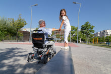 Lade das Bild in den Galerie-Viewer, Elektro-Rollstuhl falt- und teilbar: Immer-Mobil 145DE